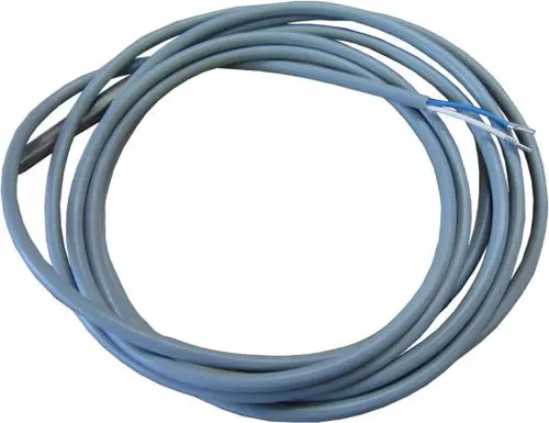 Blaues Kabel, zusammengewickelt, mit freiliegenden Drähten an einem Ende. Eignet sich für elektrische Anwendungen, möglicherweise von der Marke Bosch.